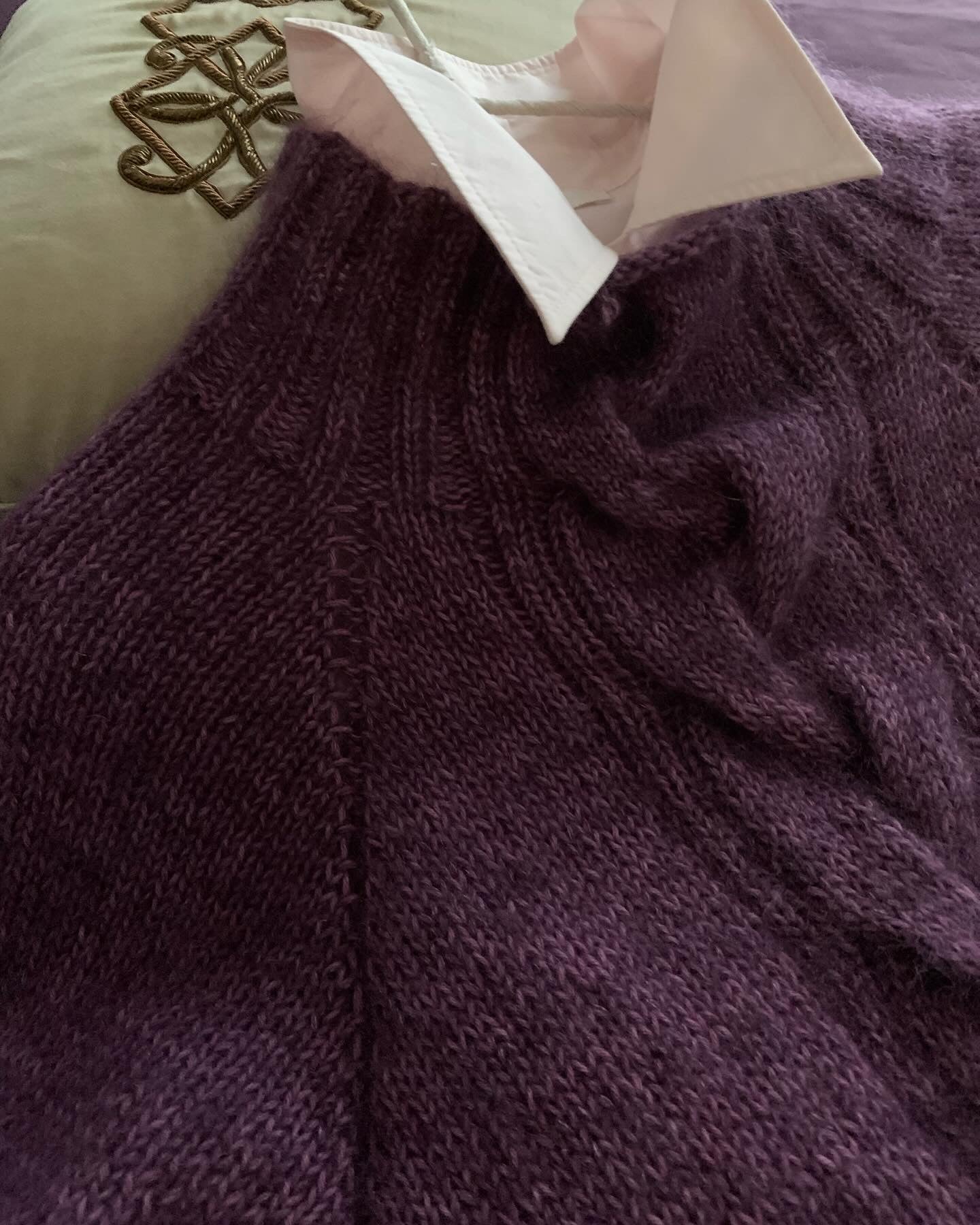 MAMM plum: Pull torsadé prune en mohair et merinos.