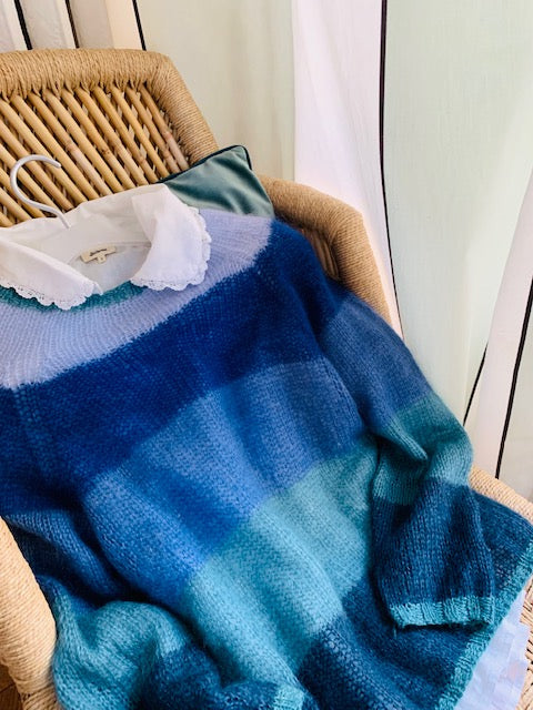 HEOL blue: pull coloré tricoté main en laine mohair et soie de marque danoise