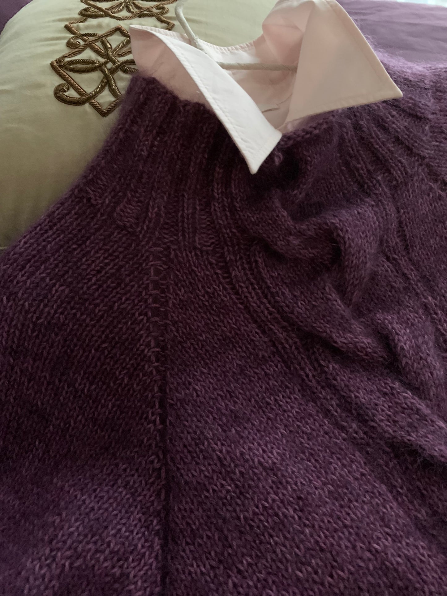 MAMM plum: Pull torsadé prune en mohair et merinos.