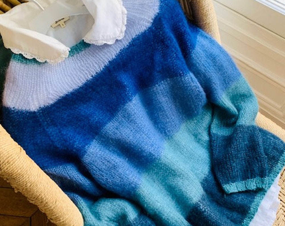 HEOL blue: pull coloré tricoté main en laine mohair et soie de marque danoise