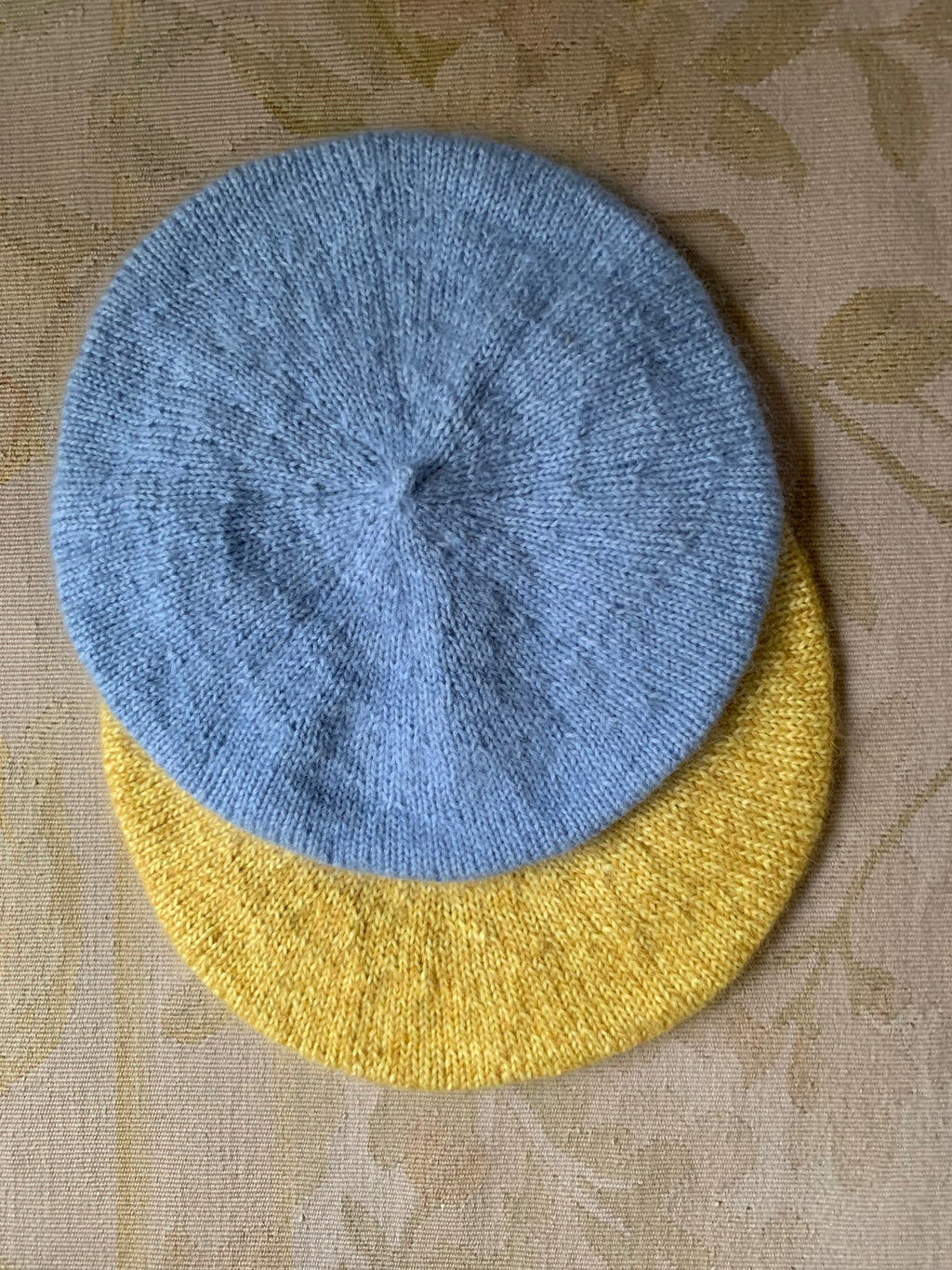 Mohair and cashmere beret: hand-knitted especially for you.