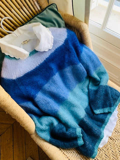 HEOL blu: maglione colorato lavorato a mano in lana mohair e seta di un marchio danese