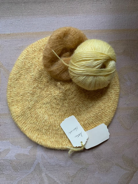 Mohair and cashmere beret: hand-knitted especially for you.